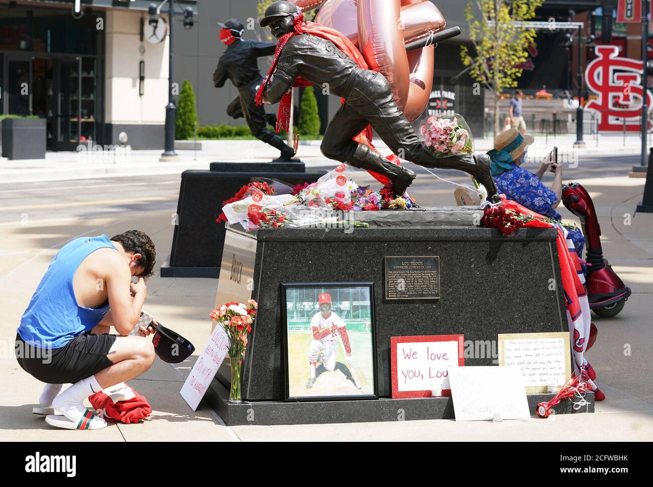 2009 LOU BROCK ST. LOUIS CARDINALS REPLICA STATUE SGA MINT