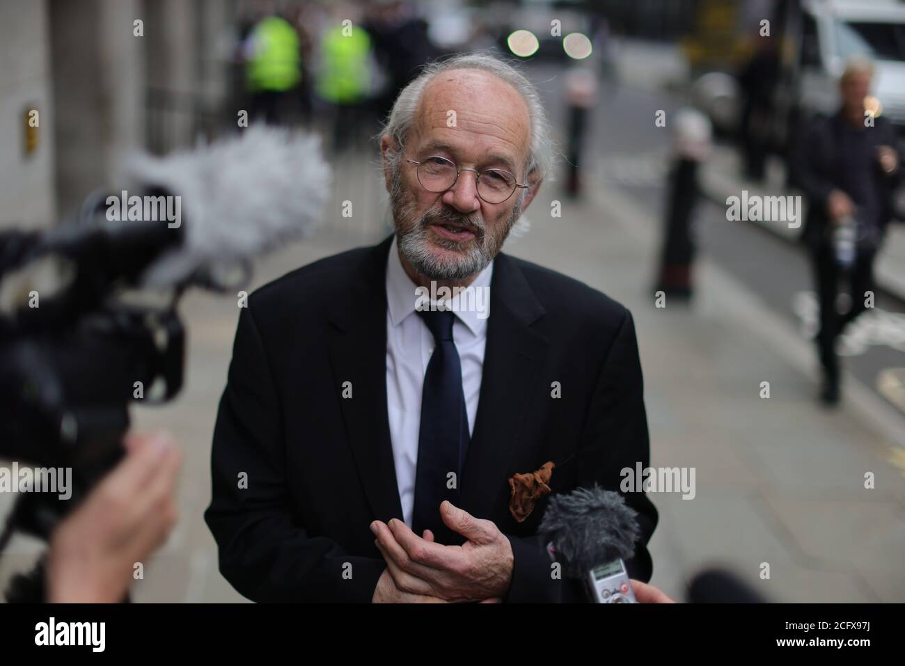 John Shipton, the father of Wikileaks founder Julian Assange, speaks to the media as he arrives at the Old Bailey, London, ahead of a hearing in Assange's battle against extradition to the US. Stock Photo