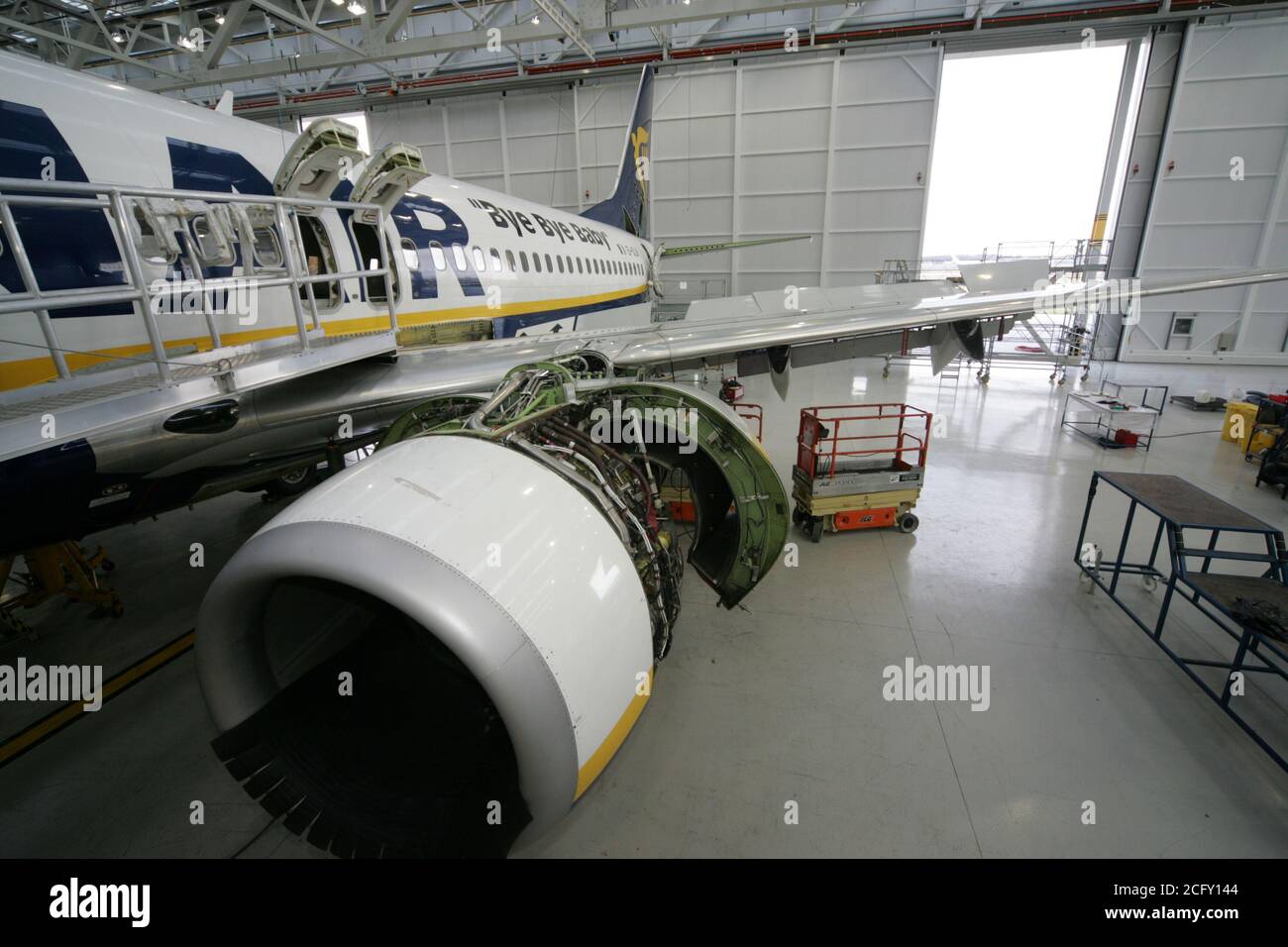 Aircraft hanger maintainance hi-res stock photography and images - Alamy
