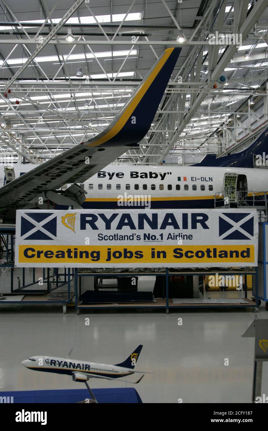 Aircraft hanger maintainance hi-res stock photography and images - Alamy