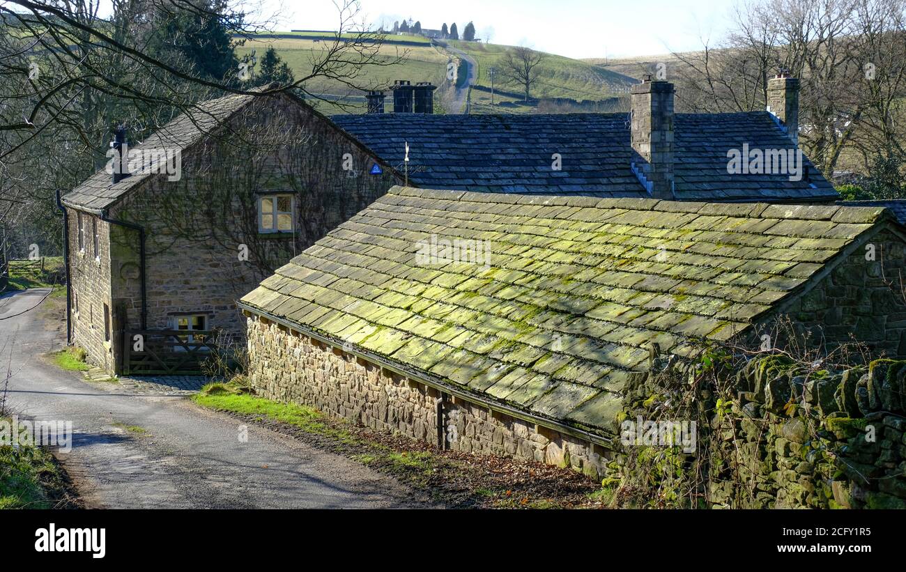 moss-covered rooftops and stone cottages in this old corner of the Derbyshire village of Hayfield Stock Photo
