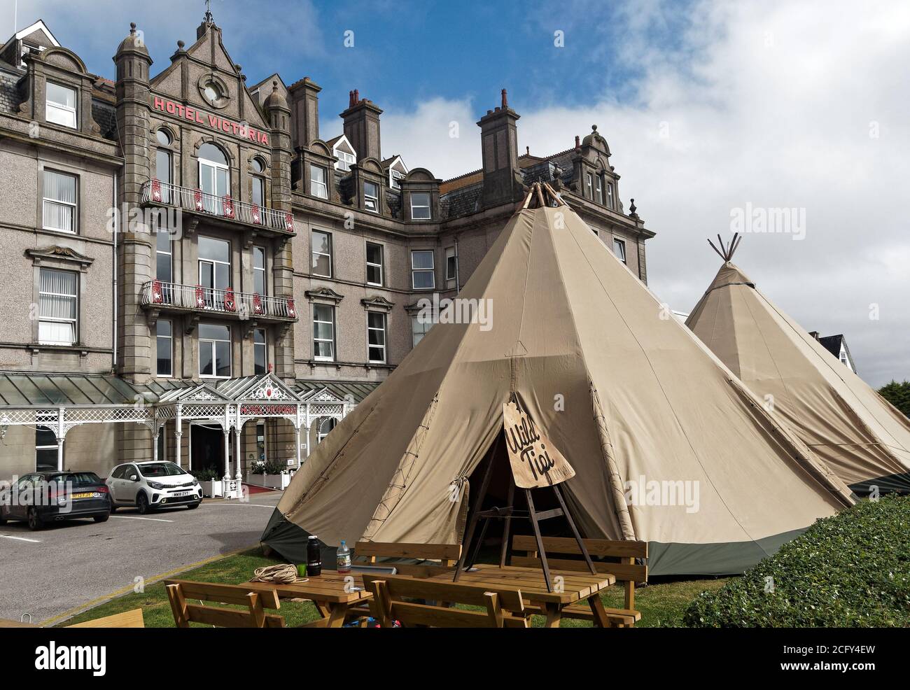 UK Weather, 08th September 2020. UK Newquay Cornwall. The  iconic Victoria hotel erects two huge Tipis to safely distance Hotel and public patrons to watch Live football on screen. The tents will remain for six weeks. Each Tipi can house 100 people in non covid times. The tipis are provided by family run wildtipi company Credit: Robert Taylor/Alamy Live News” Stock Photo
