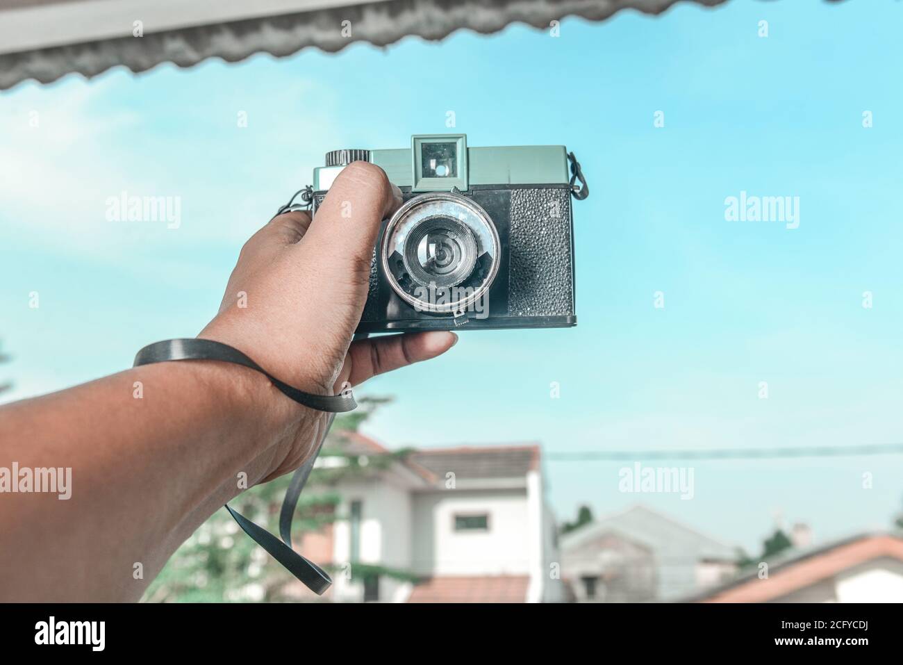 Hands holding a camera hi-res stock photography and images - Alamy