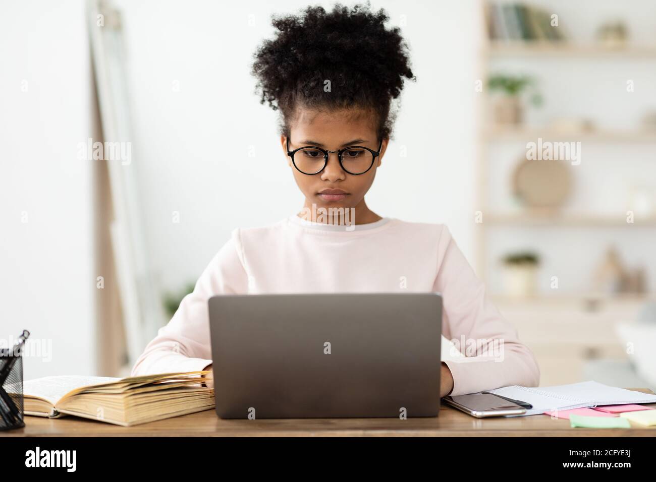 Black teen hi-res stock photography and images - Alamy