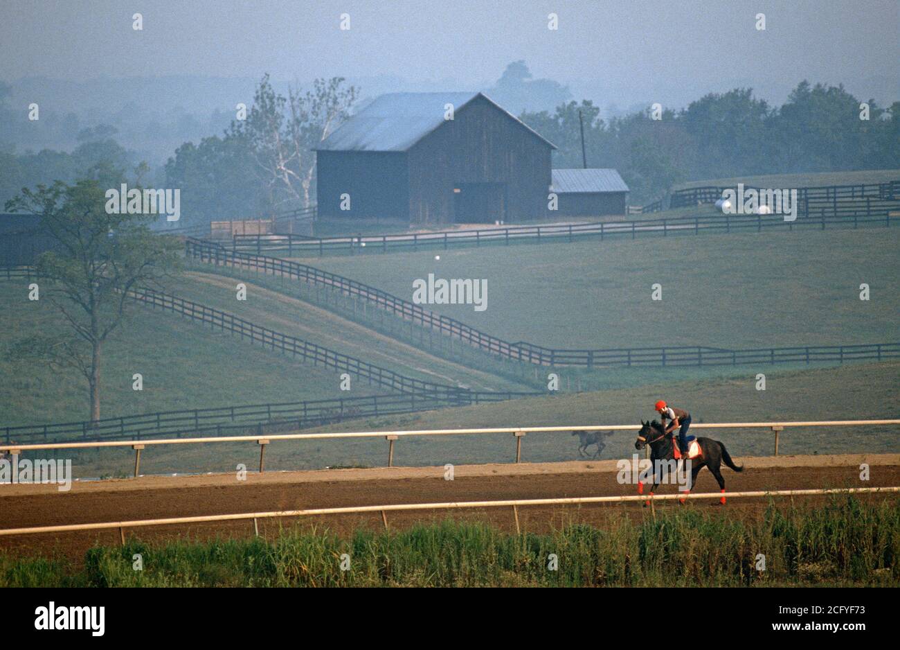 EARLY MORNING RACEHORSES EXERCISING, CHURCHILL DOWNS, LOUISVILLE, KENTUCKY, USA, 1980s Stock Photo
