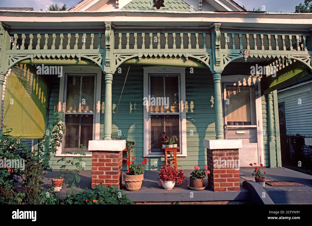 WOODEN CLAPBOARD HOUSE IN DOWNTOWN LEXINGTON, KENTUCKY, USA, 1980s Stock Photo
