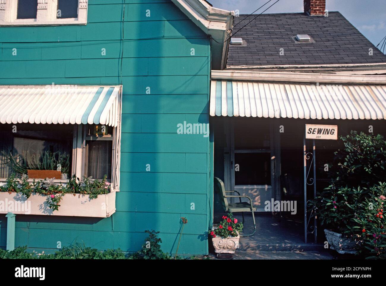 WOODEN CLAPBOARD HOUSE WITH SEWING SIGN IN DOWNTOWN LEXINGTON, KENTUCKY, USA, 1980s Stock Photo