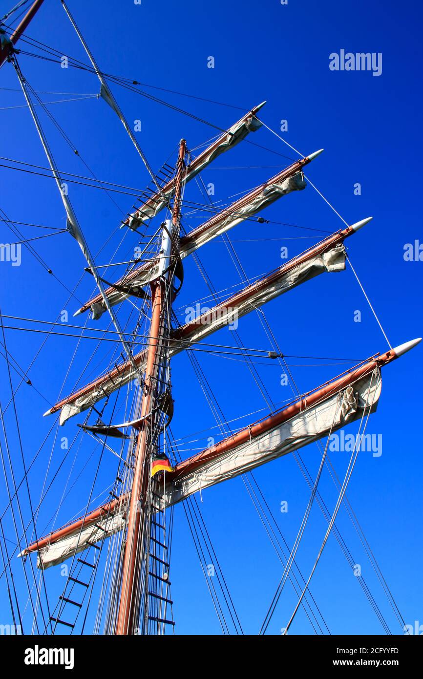 Main mast rigging sailing ship hires stock photography and images Alamy