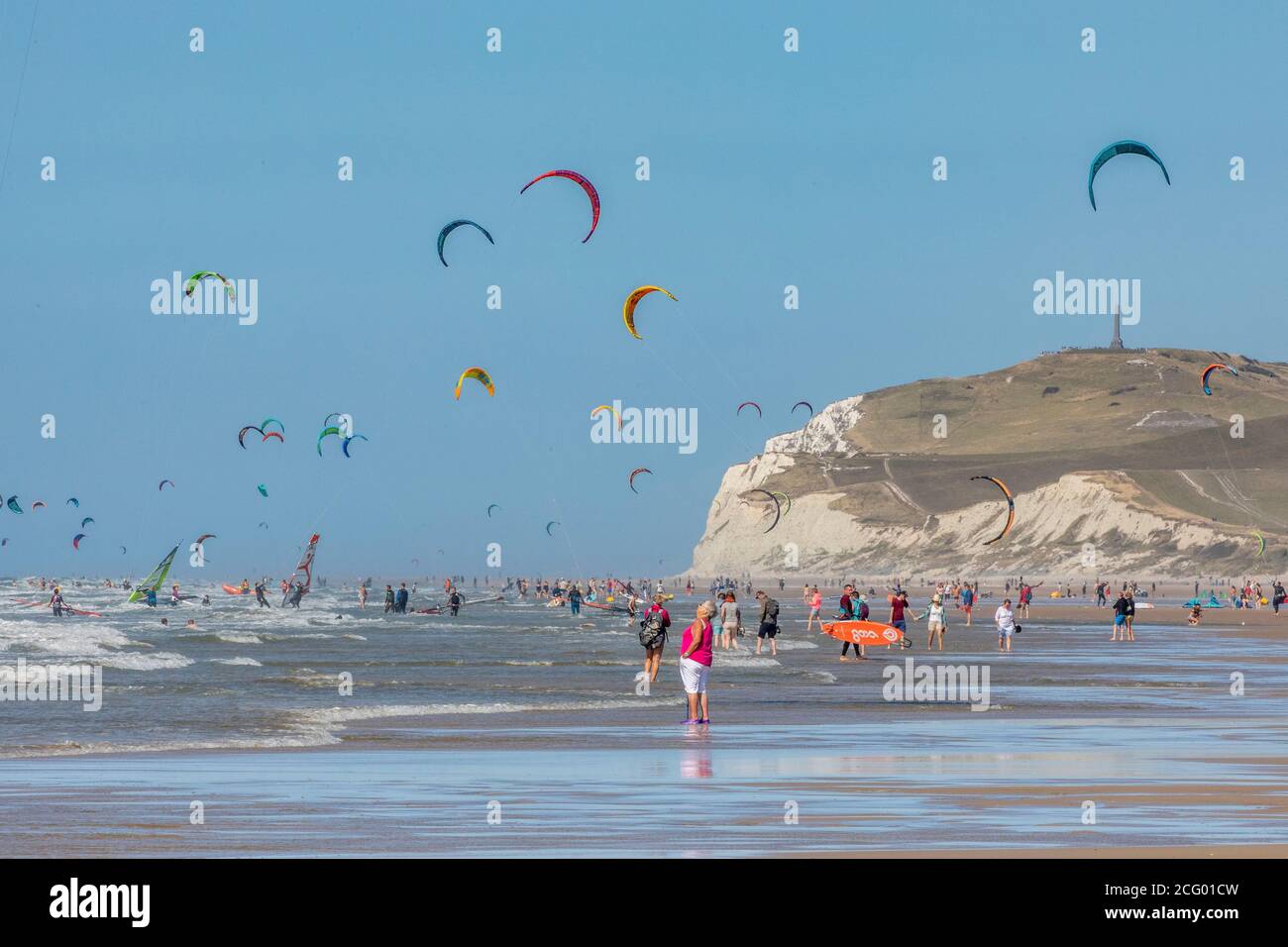 France, Pas de Calais, Wissant, kitesurfing and windsurfing with the Cape Blanc-Nez in the background Stock Photo