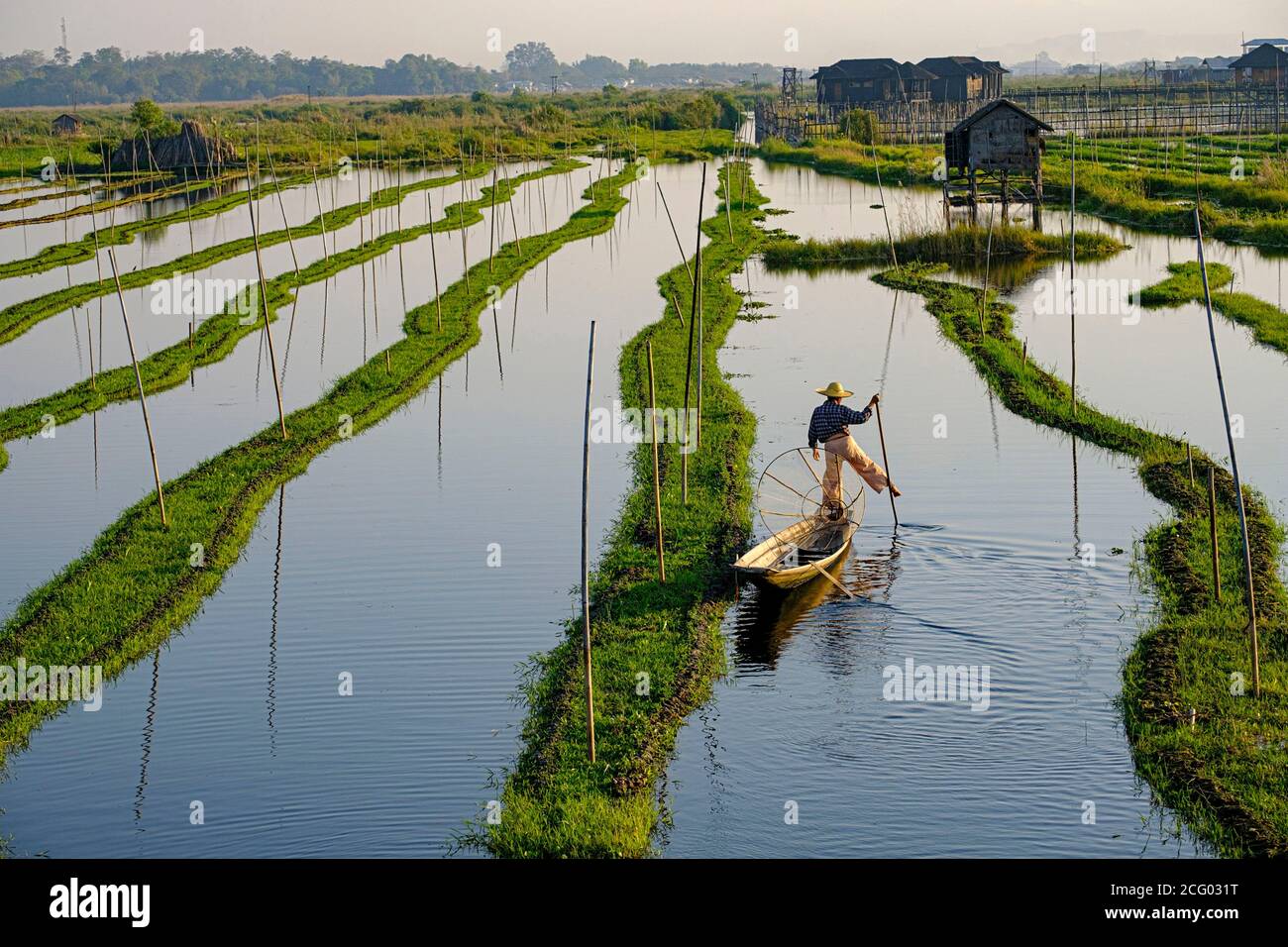 Myanmar (Burma), Shan state, Inle Lake, Intha etnic group fisherman; jardin  flottant Stock Photo - Alamy