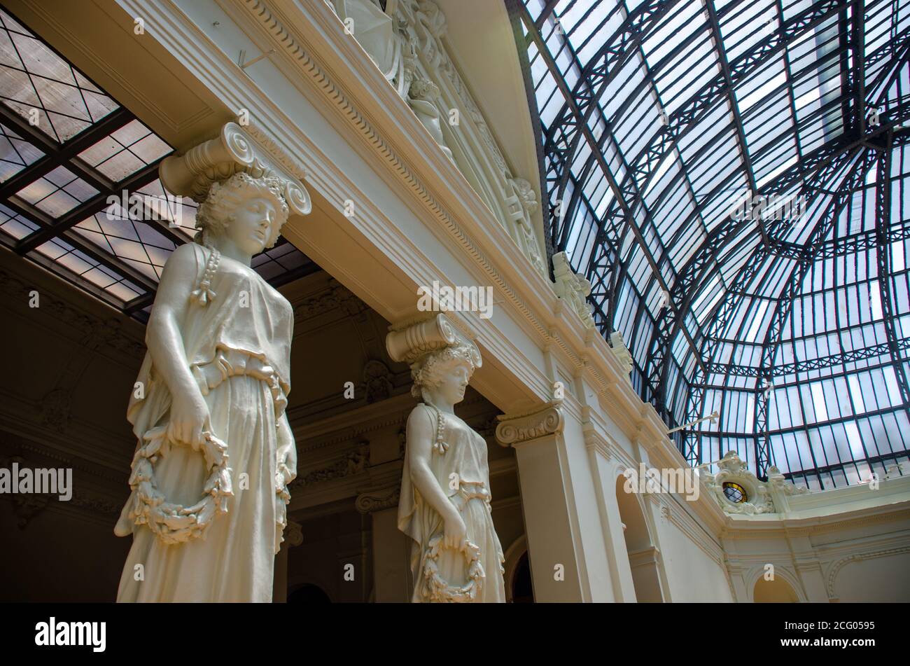 Caryatids inside the Chilean National Museum of Fine Arts (Museo Nacional de Bellas Artes or MNBA). Marble sculptures by Antonio Coll y Pi Stock Photo