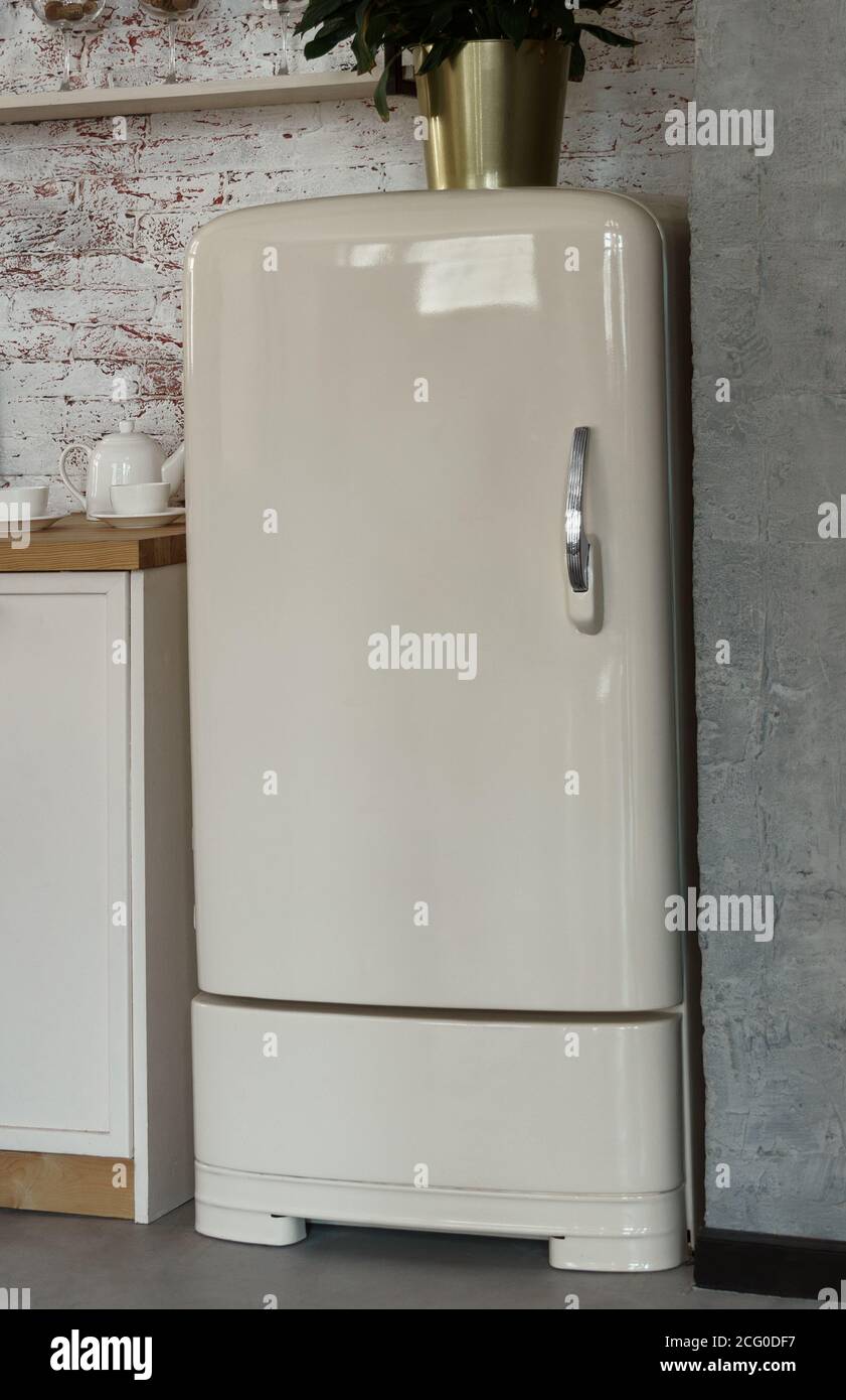 https://c8.alamy.com/comp/2CG0DF7/old-vintage-fridge-with-chrome-handle-in-kitchen-2CG0DF7.jpg
