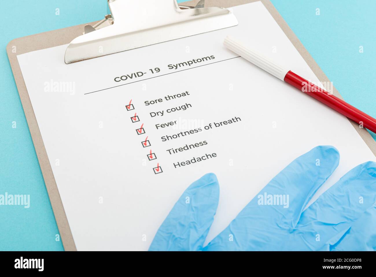 Checklist On Clipboard COVID-19 symptoms concept. Evaluation list Covid outbreak Stock Photo