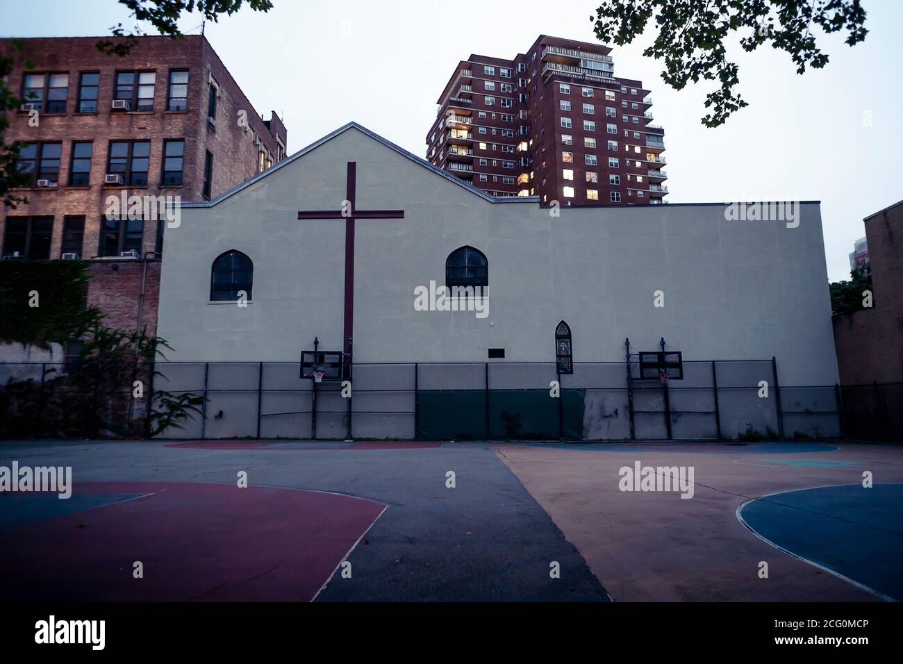 Campo De Basquete Perto De Um Playground Brooklyn Ny Usa Foto Editorial -  Imagem de blecaute, cidade: 251140546