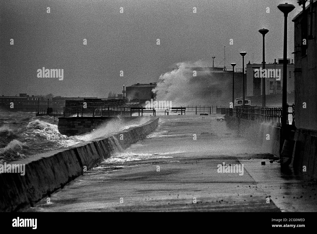 AJAXNETPHOTO. 1974. OLD PORTSMOUTH, ENGLAND. - GALE FORCE - HIGH WINDS AND STORMY SEAS BATTER OLD PORTSMOUTH HOT WALLS. PHOTO:JONATHAN EASTLAND/AJAX REF:7406 7 28 Stock Photo