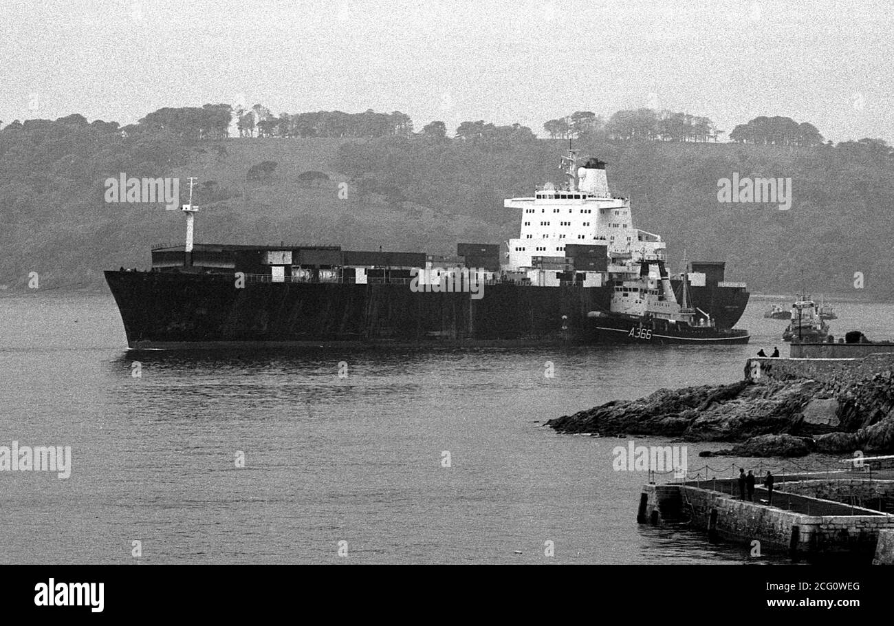 AJAXNETPHOTO. 1982. PLYMOUTH, ENGLAND. - HEADING SOUTH - THE CONTAINER SHIP ATLANTIC CAUSEWAY DEPARTS FOR THE SOUTH ATLANTIC TO SUPPORT BRITISH FORCES DURING THE FALKLAND ISLANDS CONFLICT. PHOTO:TONY CARNEY/AJAX NEWS & FEATURE SERVICEREF:1982_123 Stock Photo