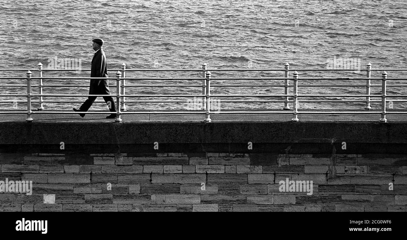 AJAXNETPHOTO. 1969. SOUTHSEA, ENGLAND. - A STROLL BY THE SEA - MAN TAKES A WALK ALONG THE SEA FRONT NEAR CLARENCE PIER. PHOTO:JONATHAN EASTLAND/AJAX REF:356912 18 34 Stock Photo