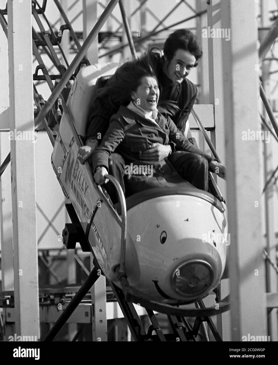 AJAXNETPHOTO. 1968. SOUTHSEA, ENGLAND. - MOUSE THRILLS - A COUPLE ENJOY AN EXHILERATING DOWNHILL RIDE ON BILLY MANNINGS WILD MOUSE ROLLER COASTER AT CLARENCE PIER FUNFAIR. PHOTO:JONATHAN EASTLAND/AJAX REF:3568148_9_18 Stock Photo