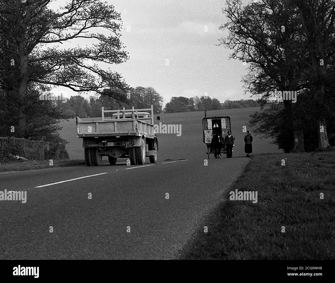 AJAXNETPHOTO. 1967. BASINGSTOKE, ENGLAND. - ON THE ROAD - A HORSE DRAWN ROMANY CARAVAN AND ITS OWNERS ON THE ROAD TO BASINGSTOKE.PHOTO:JONATHAN EASTLAND/AJAX REF:M356797 20A 77 Stock Photo