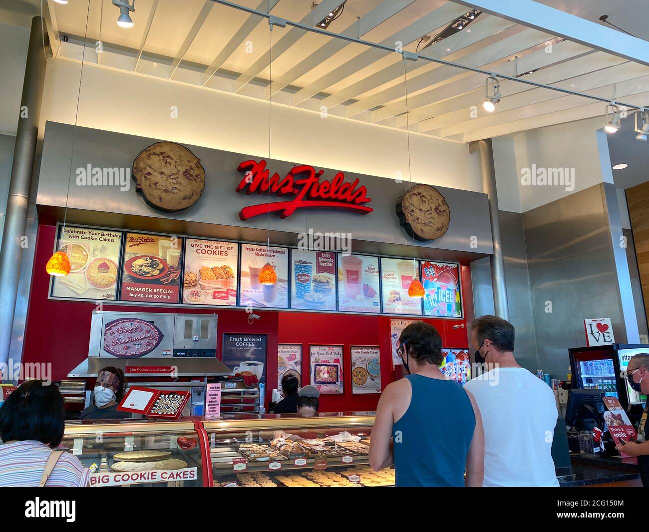 Mrs fields cookies hires stock photography and images Alamy