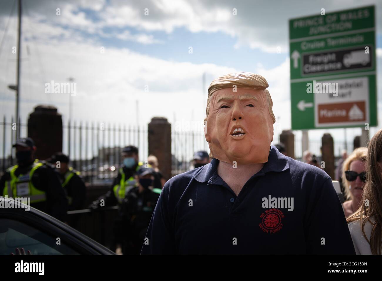Dover, Kent, UK. 5th September 2020. Pictured:  An anti-immigrant supporter wears a Trump mask. / Far-right groups clash with police in Dover. Far-rig Stock Photo