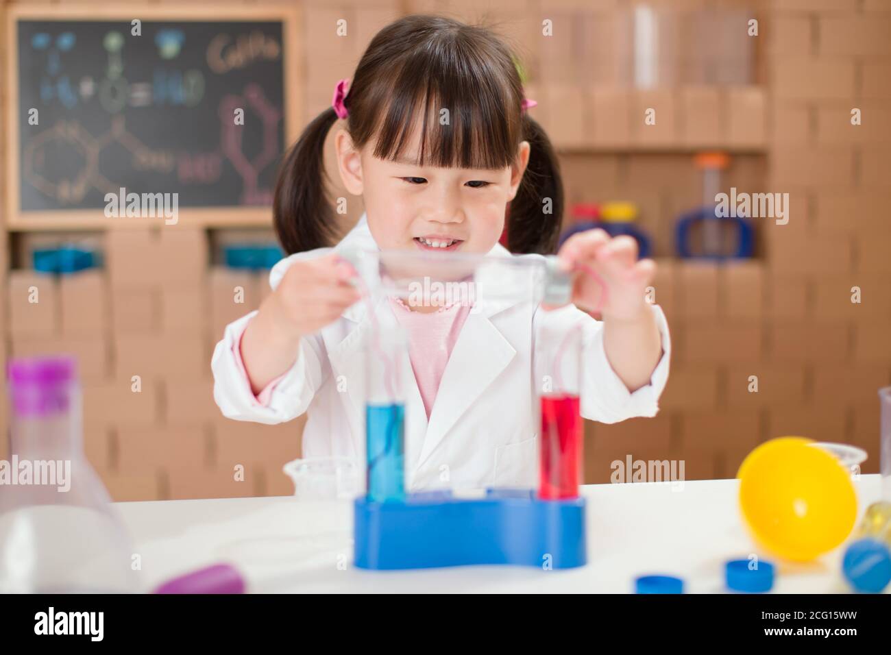 Experiment Play young girl play science experiments for homeschooling Stock Photo - Alamy