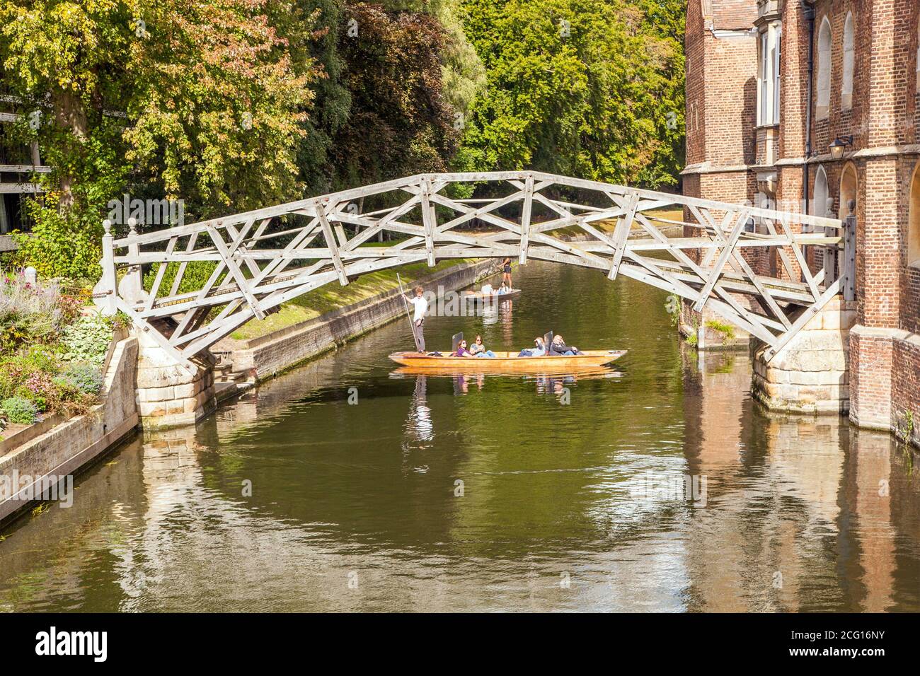 People and families punting on the river Cam  by the Mathematical Bridge, Queen's College in the Cambridgeshire city of Cambridge Stock Photo