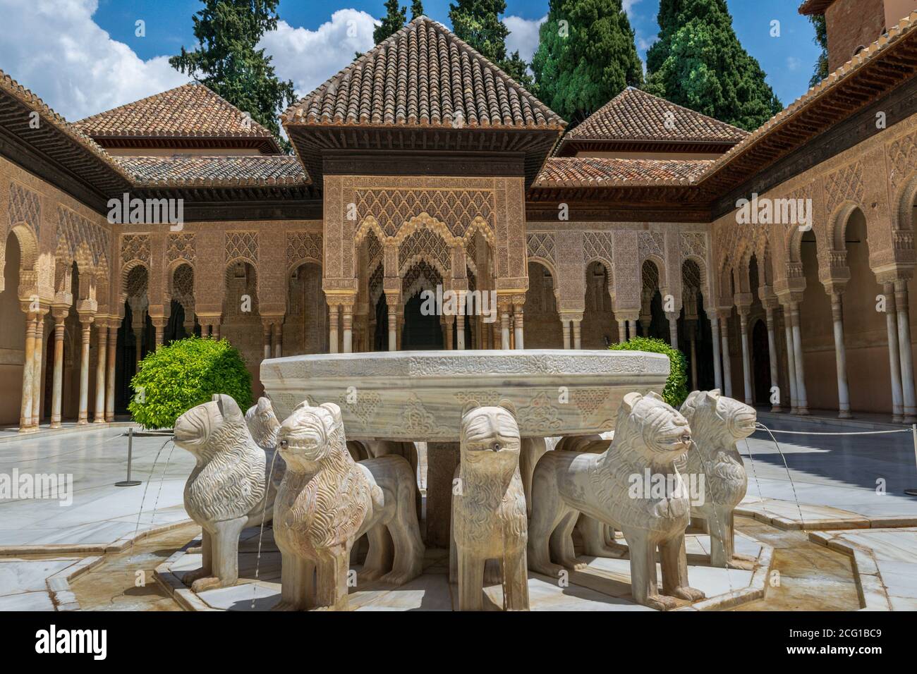 Patio de leones lion fountain alhambra palace granada andalusia moorish  hi-res stock photography and images - Alamy