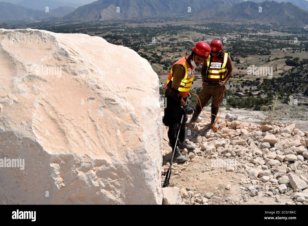 Mohmand, Pakistan. 8th Sep, 2020. Rescuers search for miners after a rock slide at a marble mine in Pakistan's northwest tribal district of Mohmand, on Sept. 8, 2020. The death toll from the rock slide incident at a marble mine, which took place on Monday in Pakistan's northwest tribal district of Mohmand, climbed to 19, police and local media said on Tuesday. Credit: Str/Xinhua/Alamy Live News Stock Photo