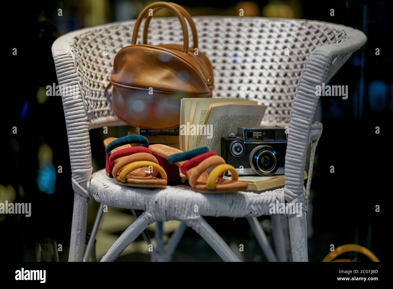 Shop display of handbags hi-res stock photography and images - Alamy