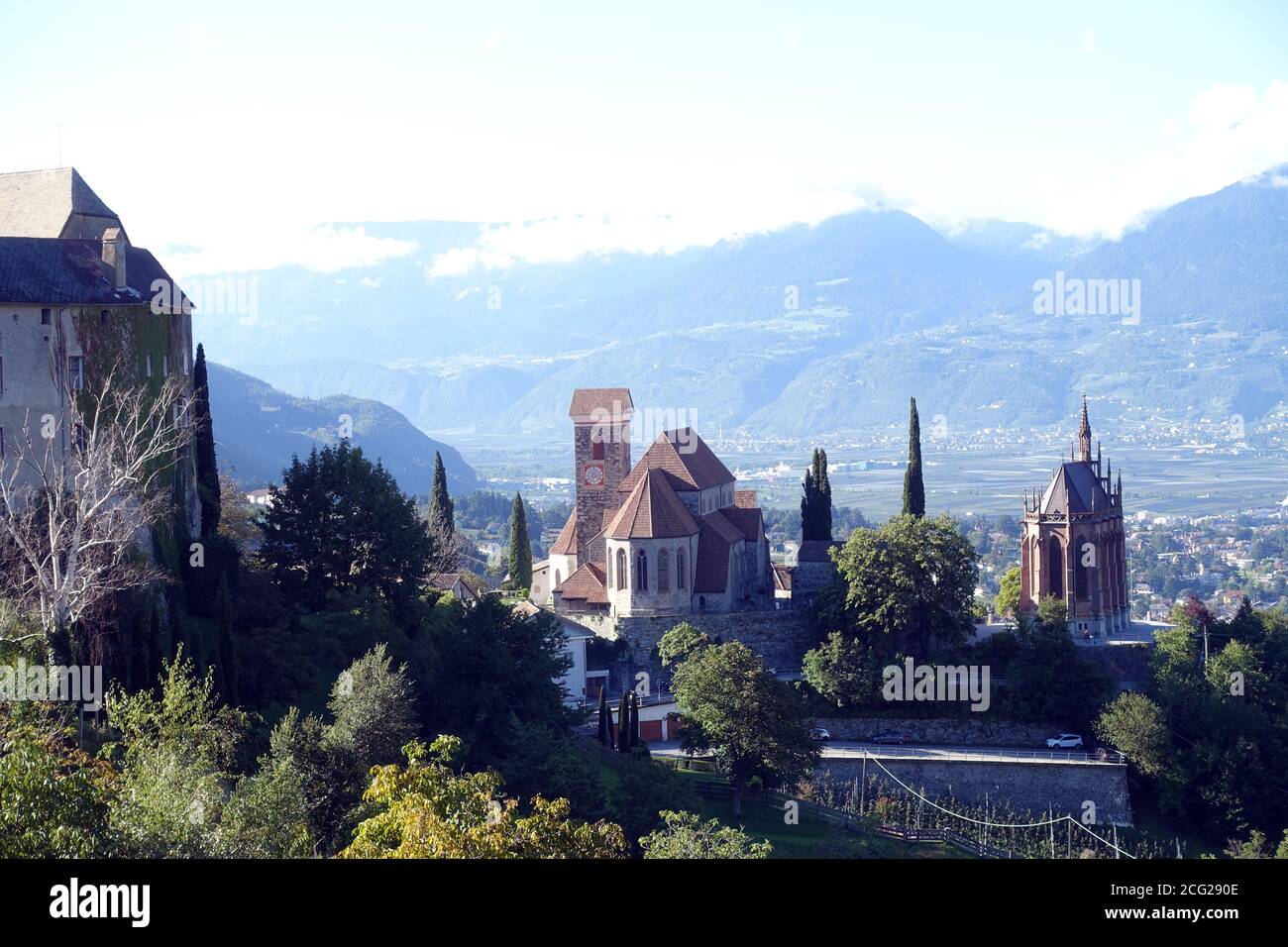 Blick auf Schenna mit Burg, Mausoleum von Erzherzog Johann von Österreich und neuer Pfarrkirche St. Maria Himmelfahrt, Südtirol, Italien Stock Photo
