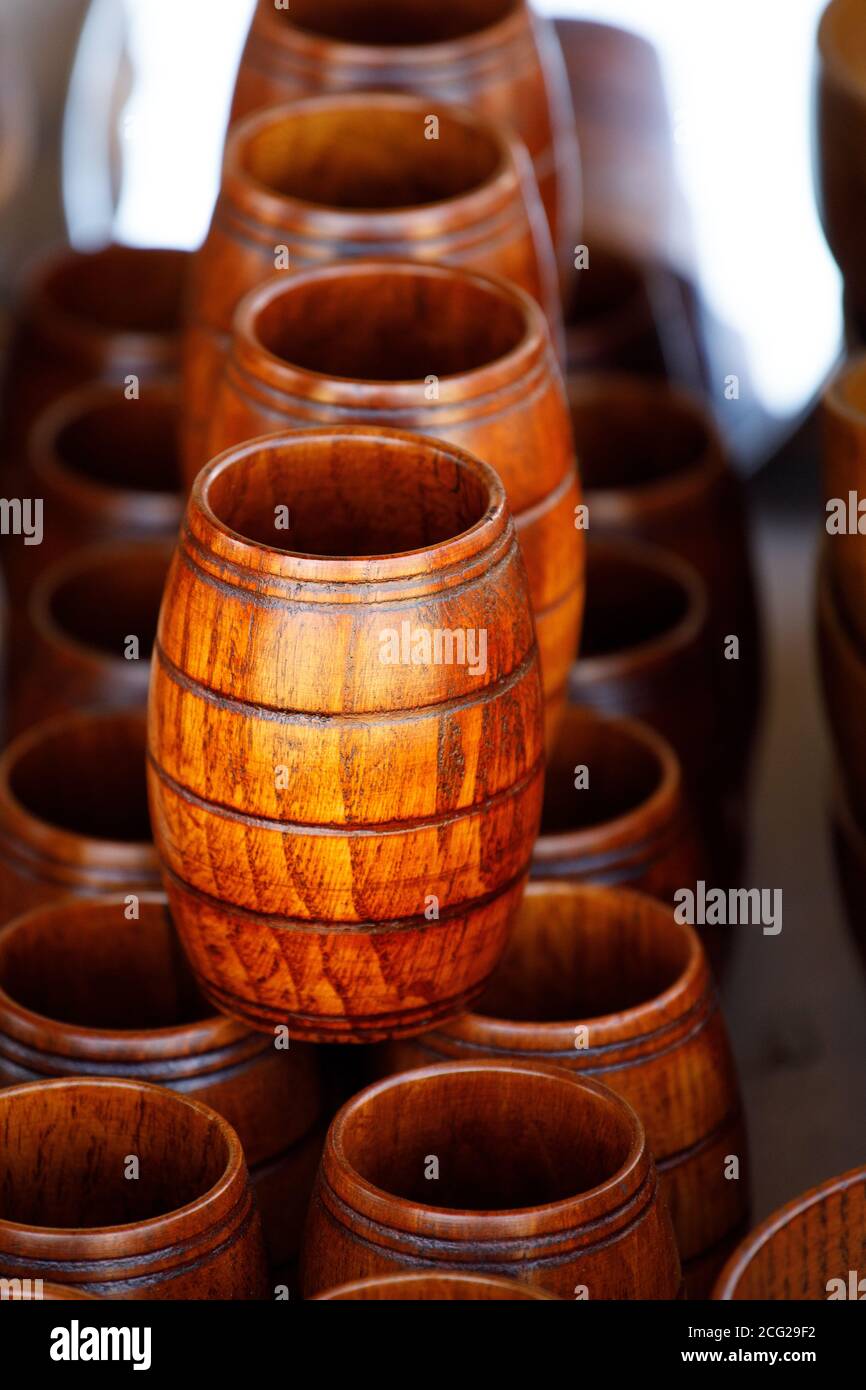 https://c8.alamy.com/comp/2CG29F2/brown-wooden-barrel-shaped-mugs-stand-in-rows-on-a-wooden-shelf-2CG29F2.jpg
