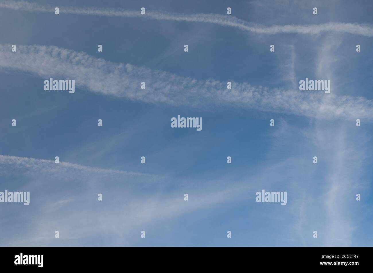 Aeroplanes contrails hi-res stock photography and images - Alamy
