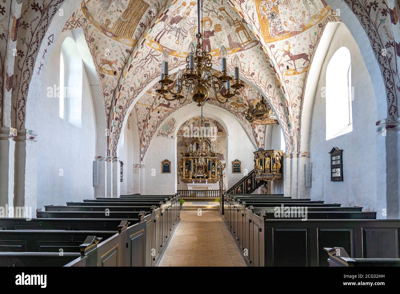 Innenraum mit religiösen Fresken des Elmelunde-Meisters in der Kirche von Elmelunde, Insel Mön, Dänemark, Europa |  Religious frescos of the Elmelunde Stock Photo