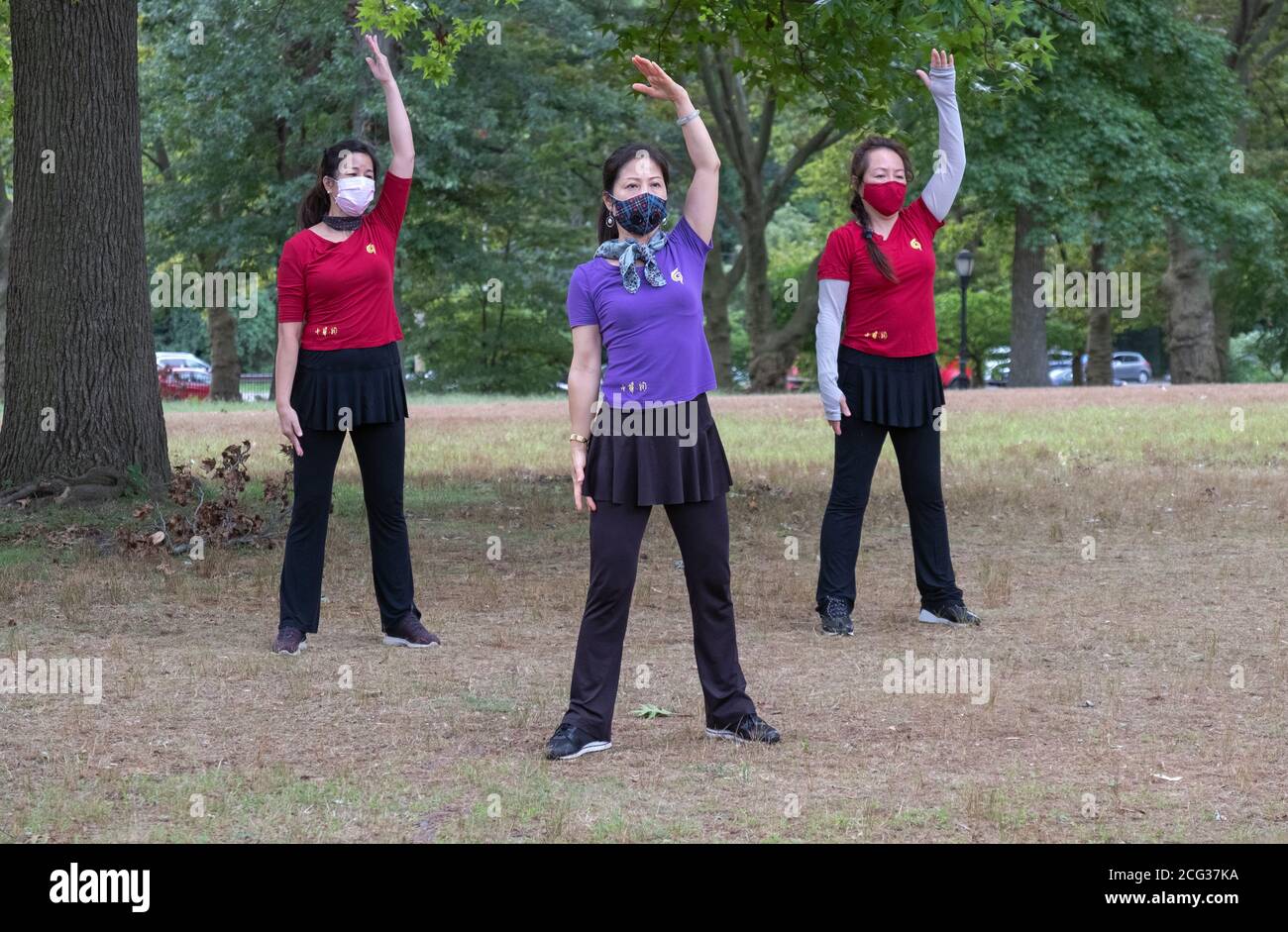 Chinese women wearing facemasks hi-res stock photography and images - Alamy