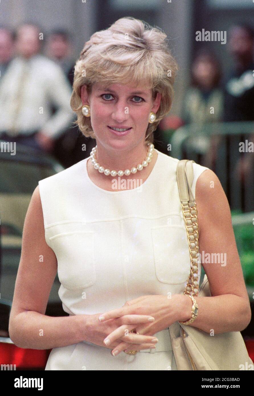 princess diana white dress pearl necklace Princess diana white dress hi-res stock photography and images