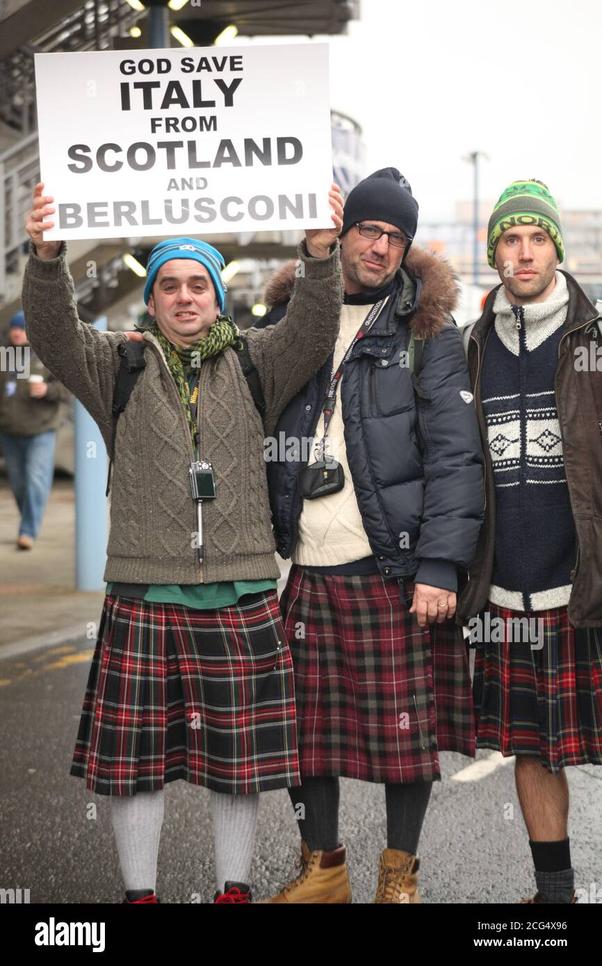 Italian rugby fans in a festive mood for an international match against Scotland at Murrayfield Stock Photo