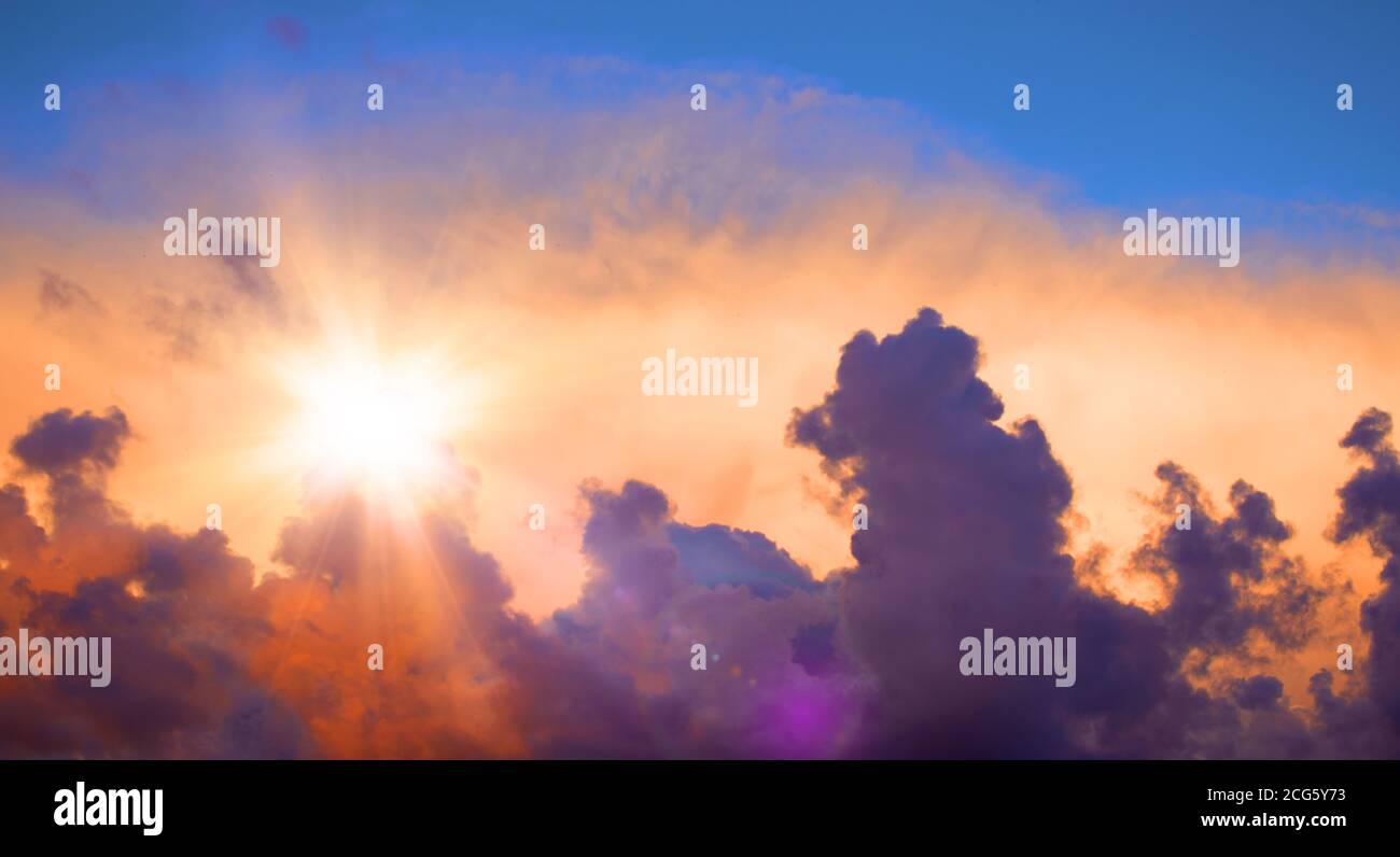 Beautiful sunset sky with clouds, sun and dramatic light Stock Photo ...