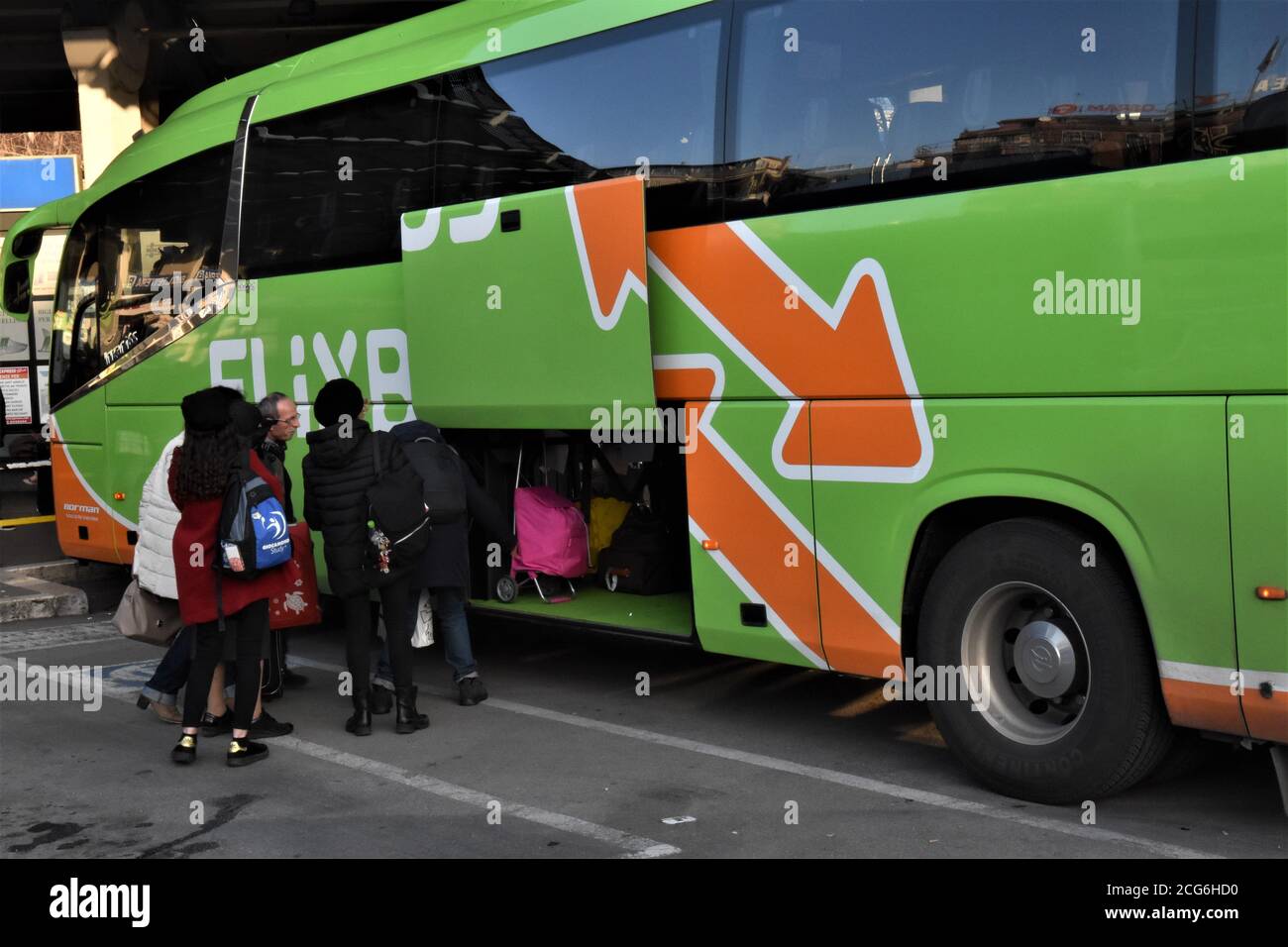 PEOPLE WITH LUGGAGE IN FRONT OF A FLIXBUS COMPANY Stock Photo - Alamy