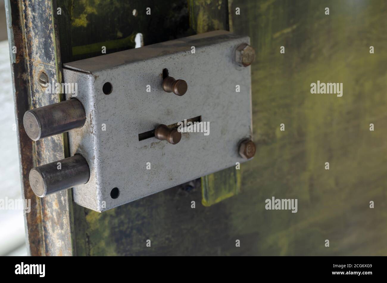 Massive lock of a steel door hi-res stock photography and images - Alamy