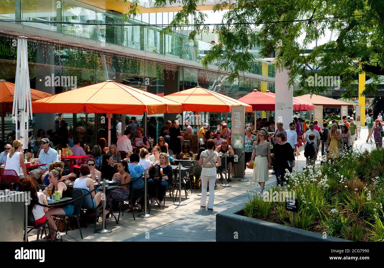 People enjoying lunch al fresco outside a Giraffe restaurant on the South Bank of the River Thames, London, England. Stock Photo