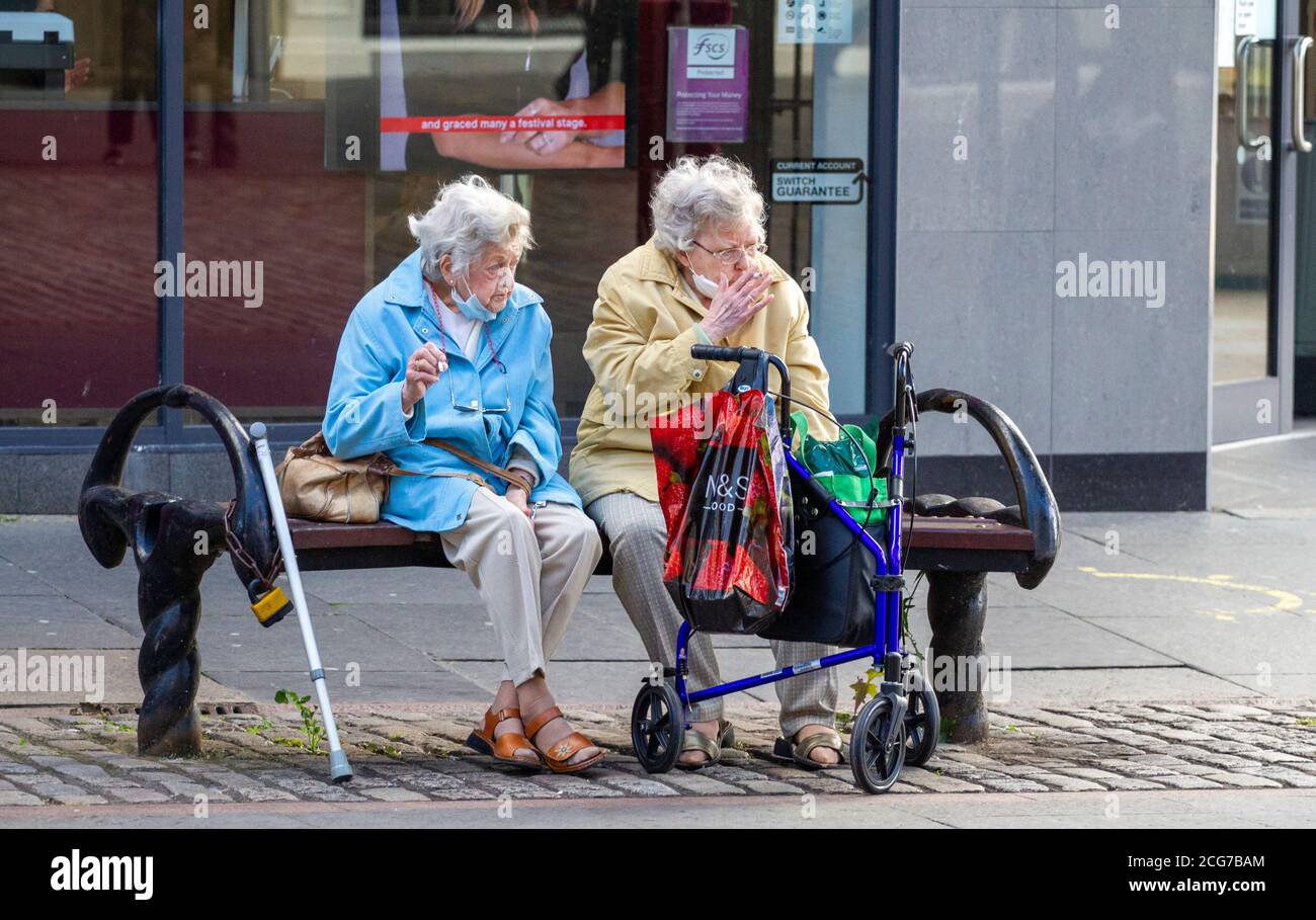 Dundee, Tayside, Scotland, UK. 9th Sep, 2020. UK Weather: A breezy and dry day with some sunshine across North East Scotland, maximum temperature 17°C. Two old age pensioners take the day out to spend more time outdoors relaxing in the Dundee city centre during the Covid-19 Phase-3 eased lockdown. Credit: Dundee Photographics/Alamy Live News Stock Photo