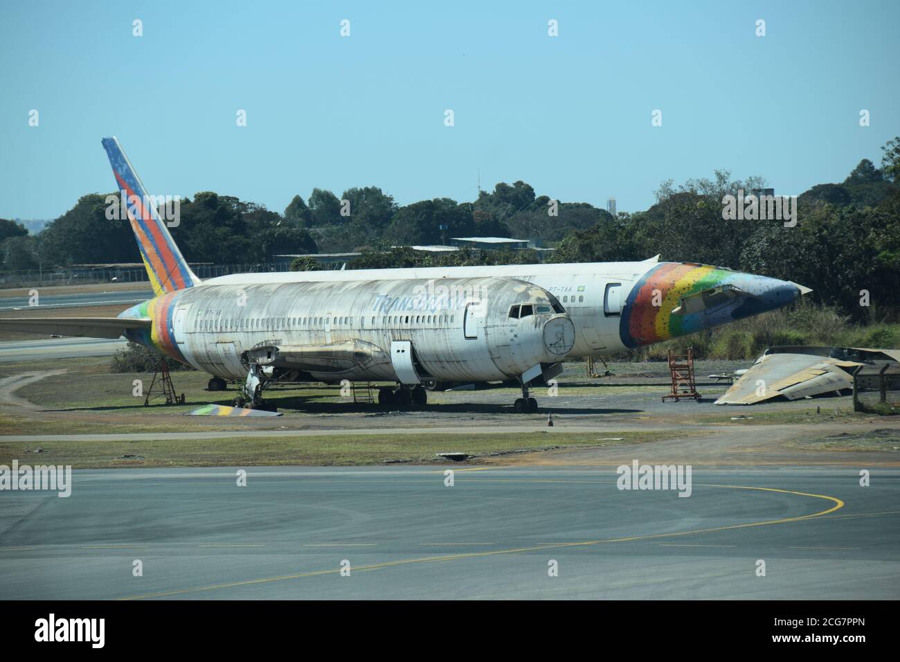 airplane structure dismantled plane boeing 767 brasilia airport Brazil