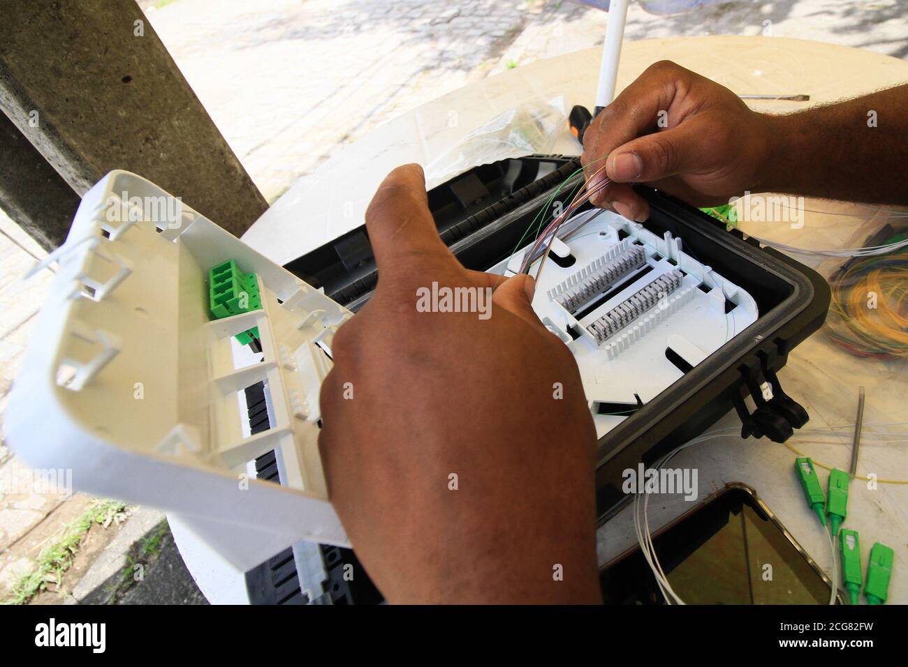 Recife Pe 09 09 2020 Instalacao De Internet Fibra Optica Installation Of Fiber Optic Internet Carried Out By A Private Company Cavalcanti Net On Rua Rolandia Cordeiro Neighborhood Recife Pe In The