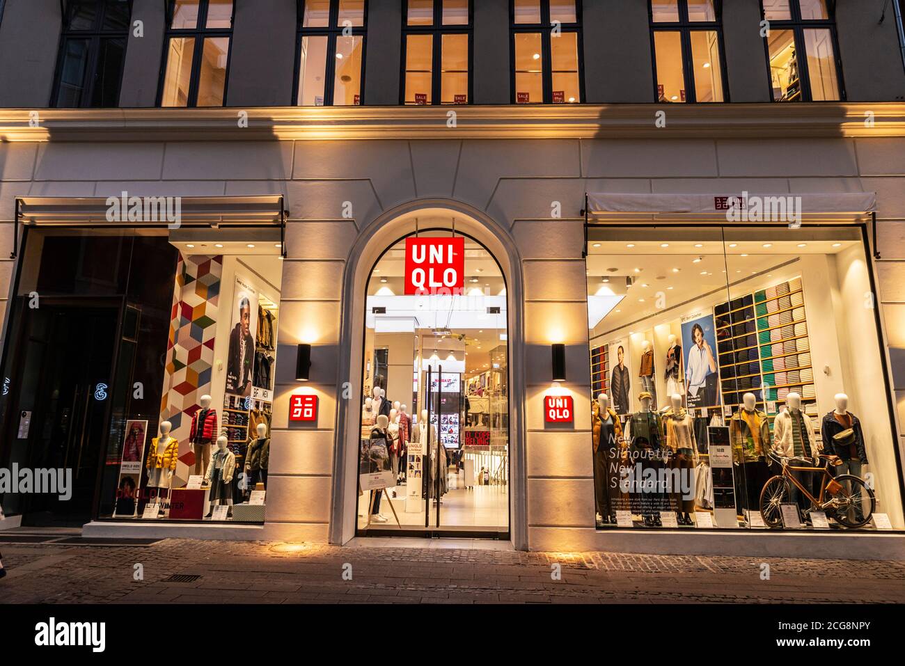 Uniqlo shopping hi-res stock photography and images - Alamy