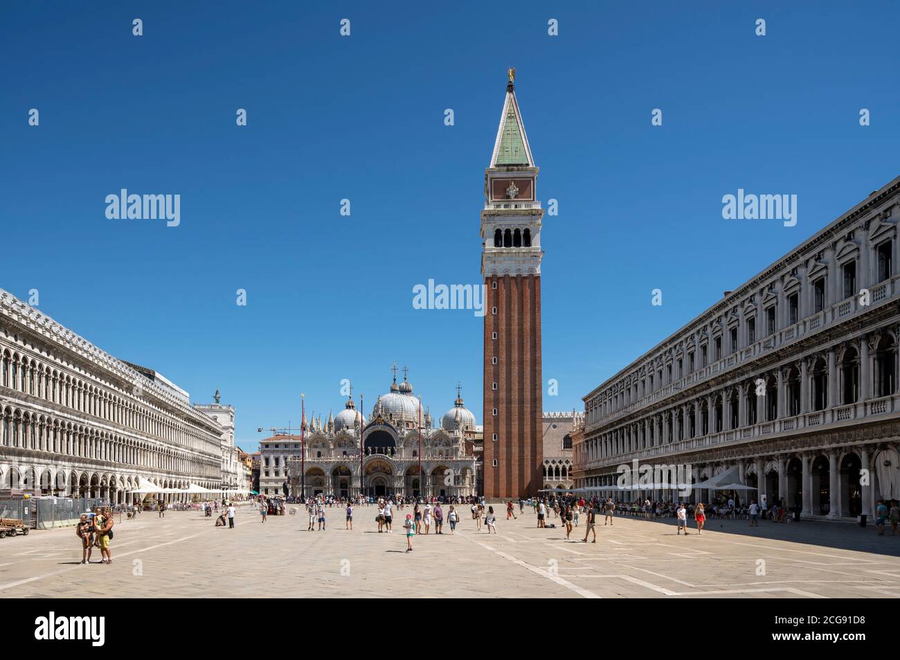 Venedig, Markusplatz (Piazza San Marco), von links nach rechts: Alte Prokuratien (Procuratie Vecchie), Markusdom (Basilica di San Marco), Campanile, D Stock Photo