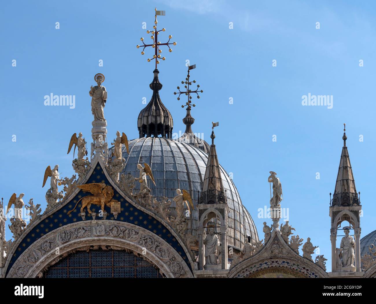 Venedig, Markusplatz (Piazza San Marco), Markusdom (Basilica di San Marco), Kuppeln mit Figur des heiligen Markus Stock Photo