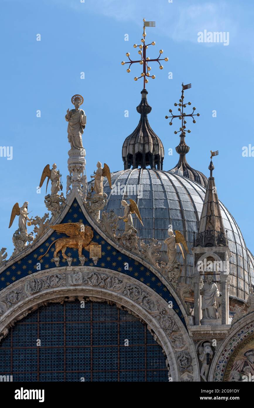 Venedig, Markusplatz (Piazza San Marco), Markusdom (Basilica di San Marco), Kuppeln mit Figur des heiligen Markus Stock Photo