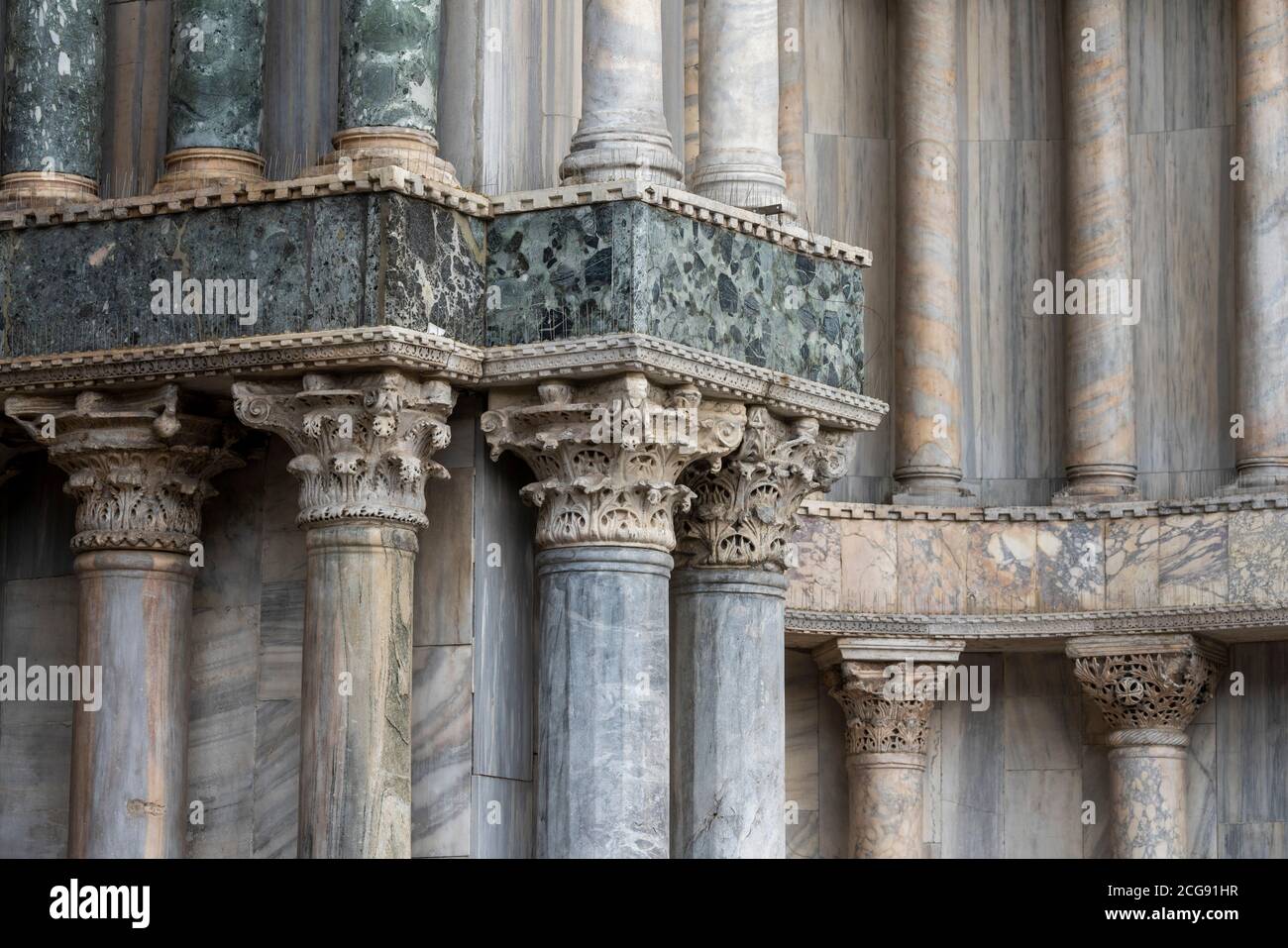 Venedig, Markusplatz (Piazza San Marco), Markusdom (Basilica di San Marco), Säulen und Kapitelle der Nordfassade Stock Photo