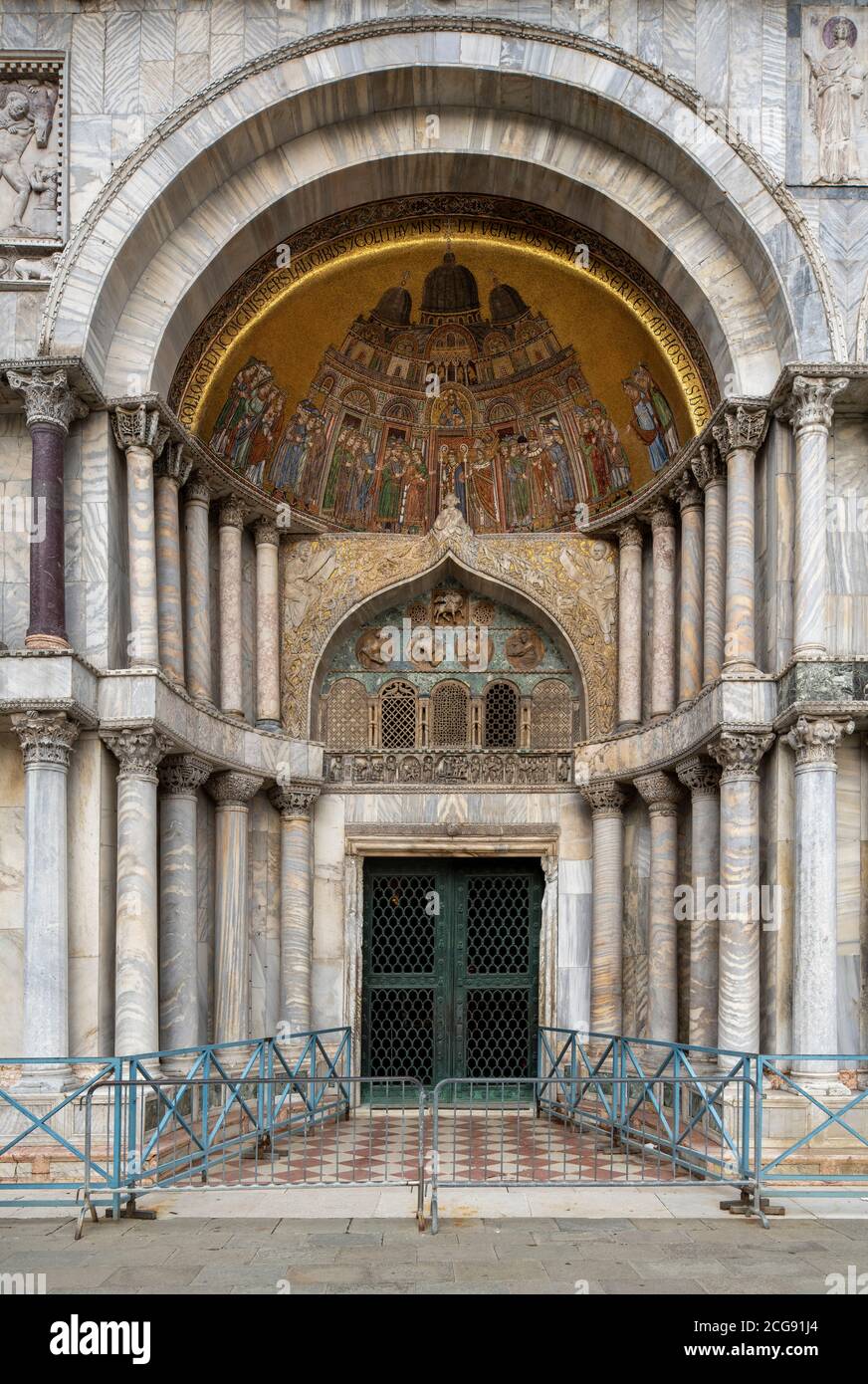 Venedig, Markusplatz (Piazza San Marco), Markusdom (Basilica di San Marco), Westfassade, Porta Sant'Alippio Stock Photo